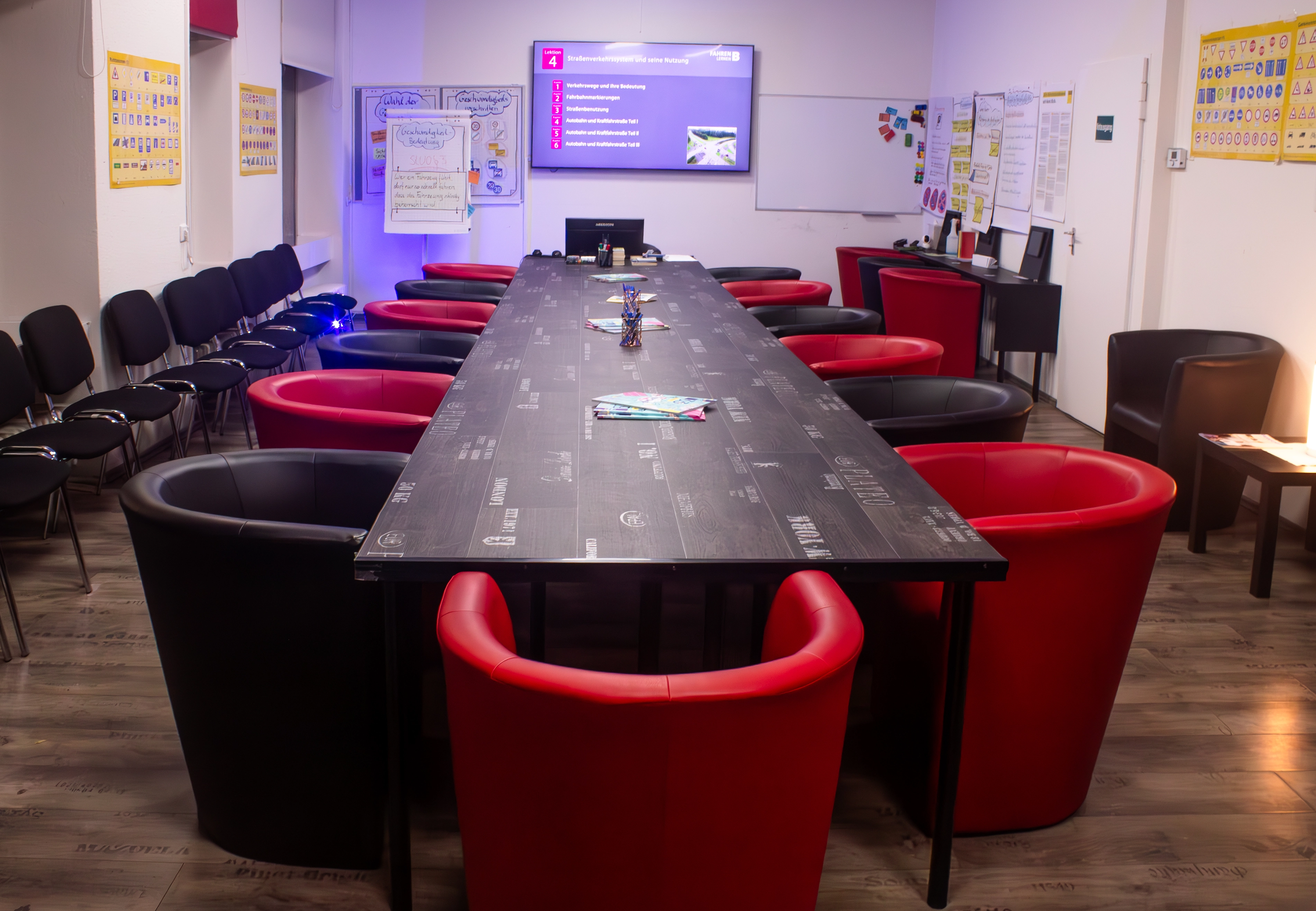 Moderner Schulungsraum mit Theorieunterricht bei Easydrive